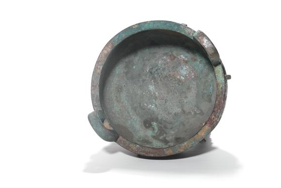 TrésOrs de ParisDing rond tripode en bronze à deux anses, décor de motifs archa?ques, 16–11 siècles av. J.-C.