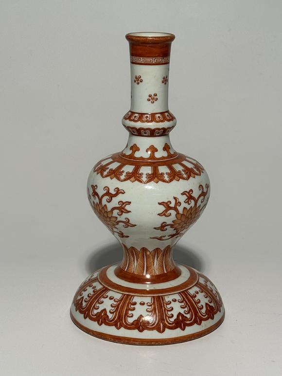 TrésOrs de ParisVase à étages double gourde décoré en rouge de fer de lotus enroulés et frises géométriques, 18–19 siècle
