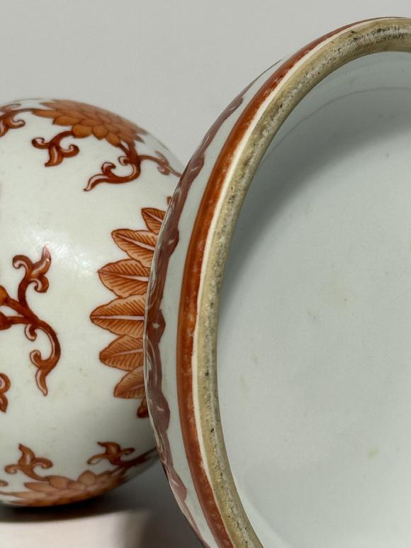 TrésOrs de ParisVase à étages double gourde décoré en rouge de fer de lotus enroulés et frises géométriques, 18–19 siècle