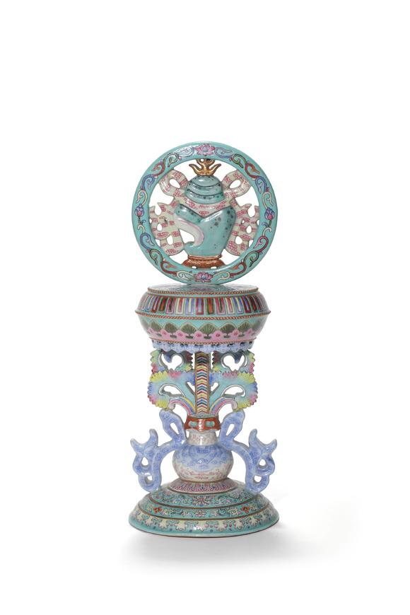 TrésOrs de ParisOrnement rituel des huit symboles bouddhiques en porcelaine famille rose sur fond turquoise, 18 ap. J.-C.