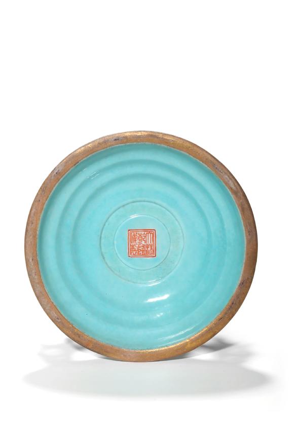 TrésOrs de ParisOrnement rituel des huit symboles bouddhiques en porcelaine famille rose sur fond turquoise, 18 ap. J.-C.