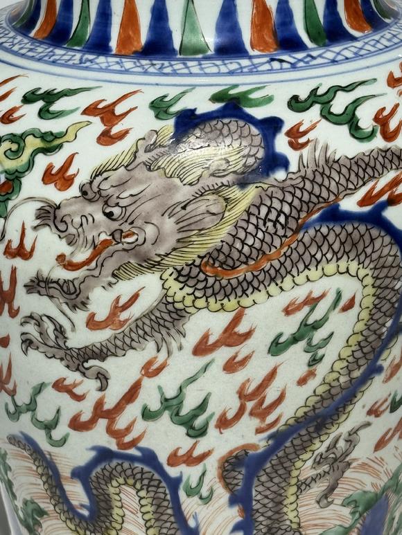 TrésOrs de ParisJarre bleu et blanc à grand dragon multicolore sur fond de flammes, 17–18 siècle