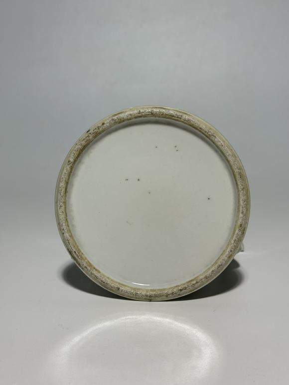 TrésOrs de ParisThéière cloche famille rose à femme sous rocher, 19–20 siècle