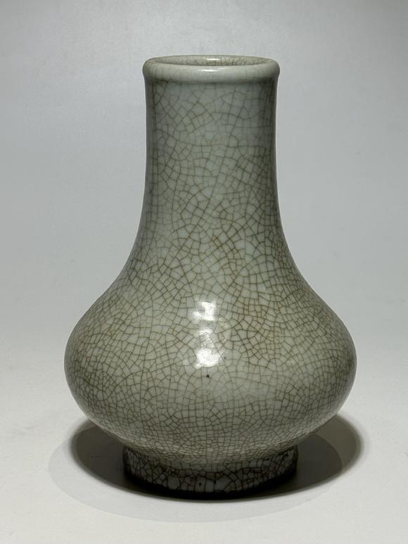 TrésOrs de ParisVase à ventouse céladon craquelé imitation Ge, 18–19 siècle