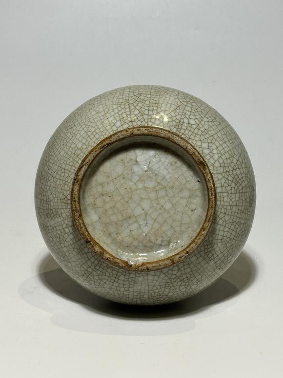 TrésOrs de ParisVase à ventouse céladon craquelé imitation Ge, 18–19 siècle