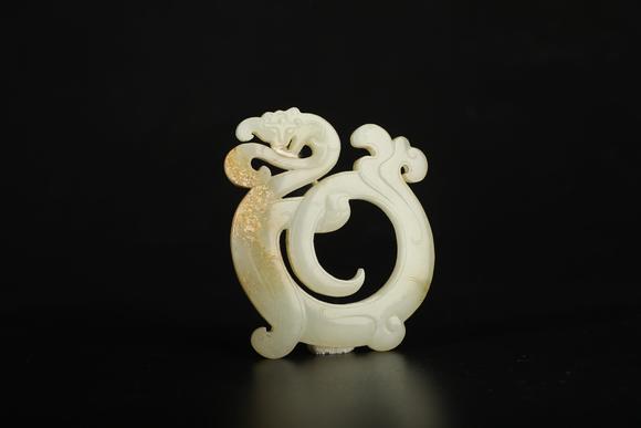 TrésOrs de ParisOrnement circulaire à dragon enroulé en jade chinois ancien, 2 av. J.-C.–3 s.