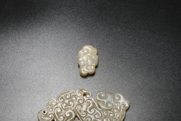 TrésOrs de ParisEnsemble de six ornements en jade chinois ancien à motifs de nuages, 8–3 av. J.-C.