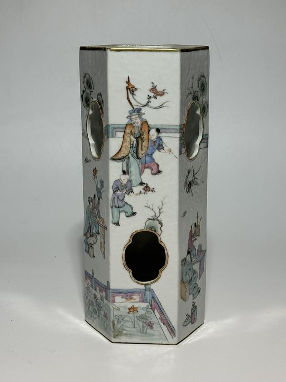 TrésOrs de ParisChapeau cylindrique hexagonal perforé famille rose à personnages, 19–20 siècle