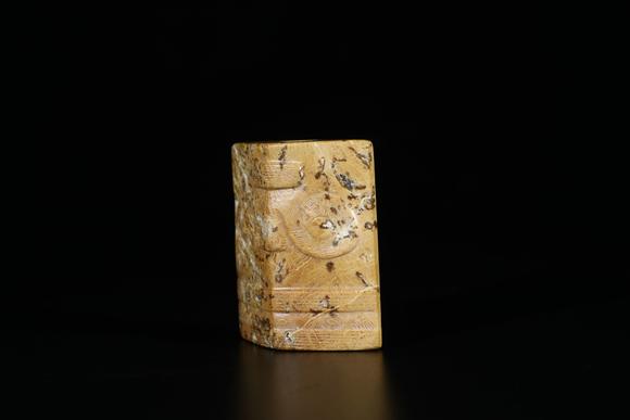 TrésOrs de ParisCong en jade chinois ancien à masques de taotie, 33–23 av. J.-C.