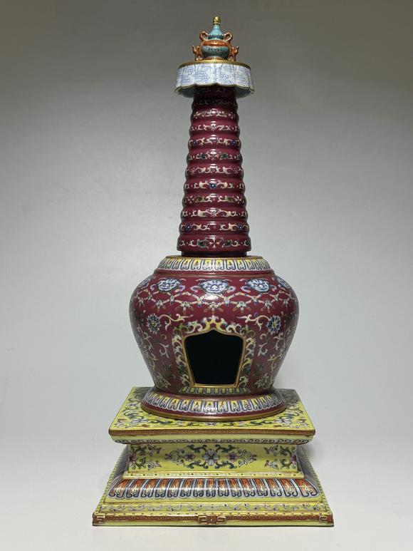 TrésOrs de ParisStupa famille rose à fond rouge, 18 siècle