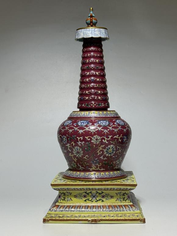 TrésOrs de ParisStupa famille rose à fond rouge, 18 siècle