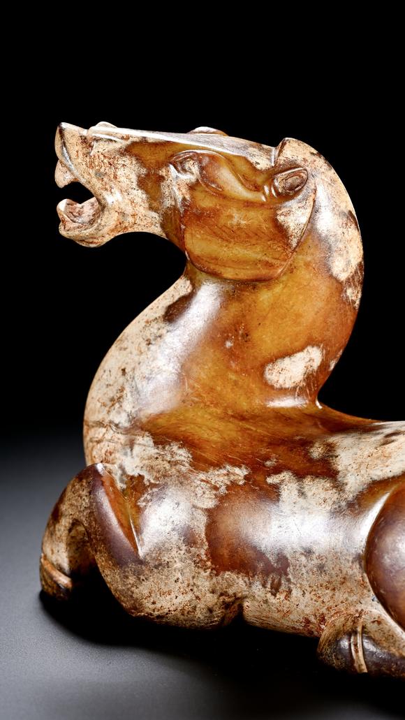 TrésOrs de ParisStatue en jade à cheval couché, patine brun-blanc, 2 av. J.-C.–3 ap. J.-C.