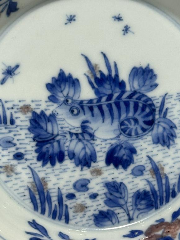 TrésOrs de ParisPetit plat bleu et rouge à poisson, 18–19 siècle