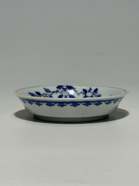 TrésOrs de ParisPetit plat bleu et rouge à poisson, 18–19 siècle