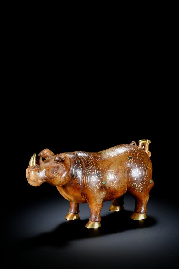 TrésOrs de ParisSculpture en jade brun à rhinocéros, décor filé d’or sur tout le corps, sabots et corne dorés, 2 av. J.-C.–3 ap. J.-C.
