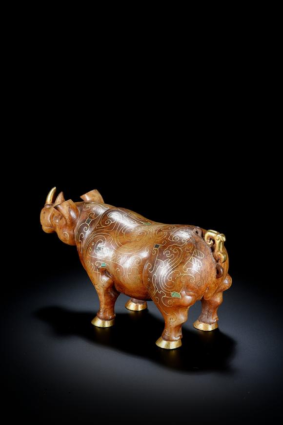 TrésOrs de ParisSculpture en jade brun à rhinocéros, décor filé d’or sur tout le corps, sabots et corne dorés, 2 av. J.-C.–3 ap. J.-C.
