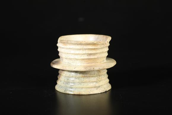 TrésOrs de ParisAnneau à stries en jade chinois ancien, 33–23 av. J.-C.