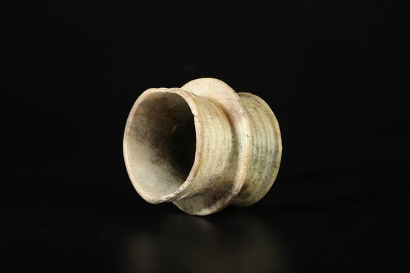TrésOrs de ParisAnneau à stries en jade chinois ancien, 33–23 av. J.-C.