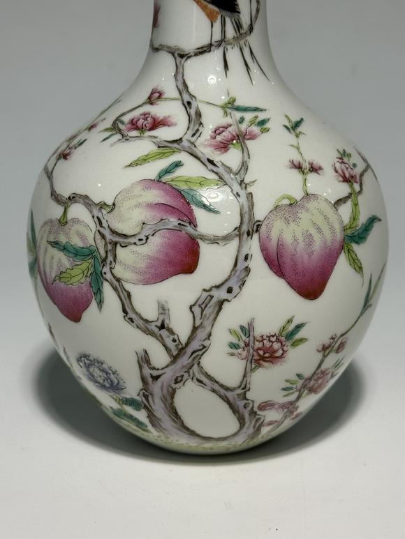 TrésOrs de ParisPaire de vases Tianqiuping famille rose à pêches et oiseaux, 19–20 siècle