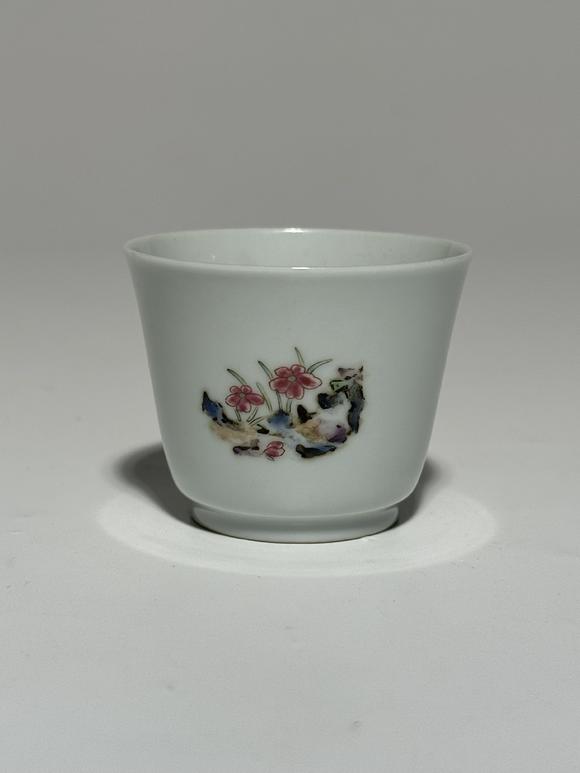 TrésOrs de ParisPaire de tasses cylindriques famille rose à scène de deux lettrés dans pavillon, 18–19 siècle