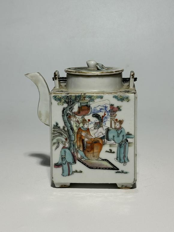 TrésOrs de ParisThéière carrée famille rose à personnages sous arbre, 19–20 siècle
