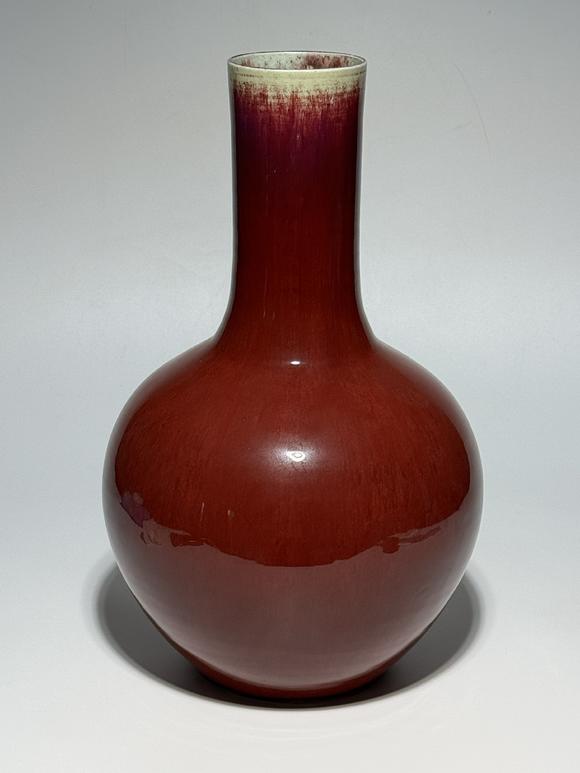 TrésOrs de ParisVase Tianqiuping rouge flammé uni, 18–19 siècle