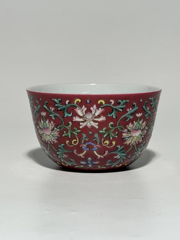 TrésOrs de ParisBol famille rose sur fond rouge à lotus enroulés polychromes, 18 siècle