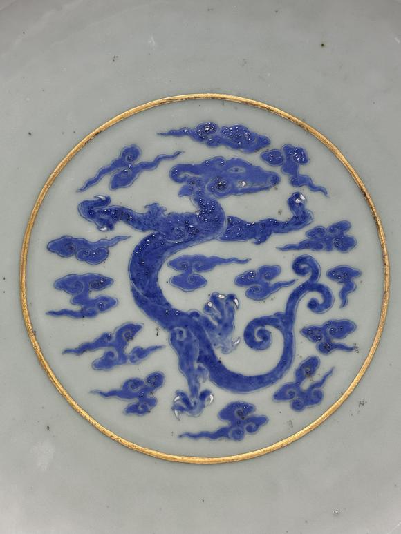 TrésOrs de ParisGrand plat céladon à dragon bleu, 18 siècle