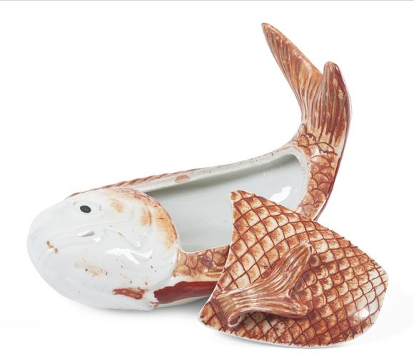 VERITAS Art AuctioneersA Chinese export porcelain 'Carp' box and cover
