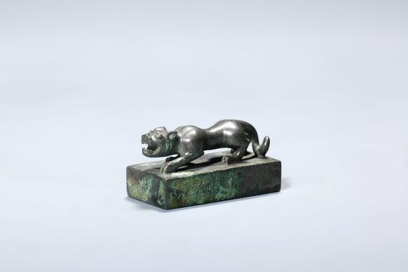 SEAVIEW AUCTIONS PTY LTDA Bronze Square Seal with Crouching Tiger Knop, China, 3rd–2nd centuries BCE