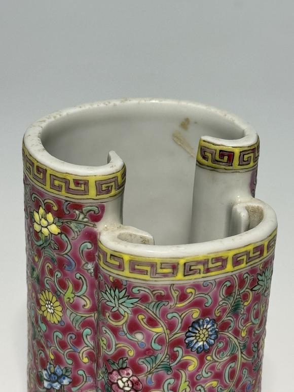 SEAVIEW AUCTIONS PTY LTDA Double-Compartment Famille Rose Brush Pot with Intertwined Floral Scrolls on Ruby Red Ground, 19th–20th Century
