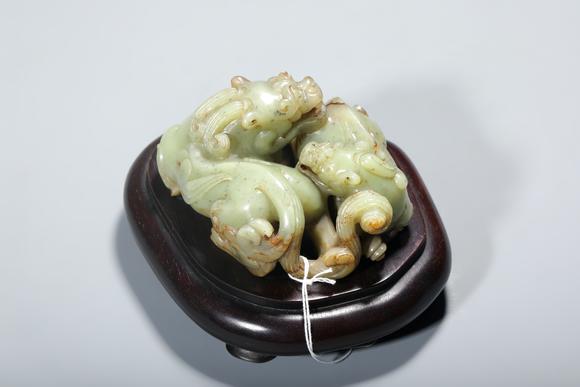 SEAVIEW AUCTIONS PTY LTDA Yellow Jade Group of Intertwined Chilong Dragons, Wood Stand, China, 14th–17th centuries