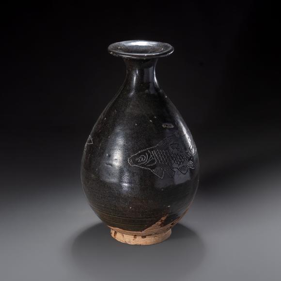 大阪國(guó)際元 磁州窯黑地刻魚(yú)文玉壺春
