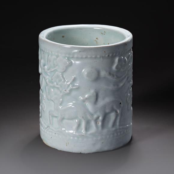 大阪國(guó)際李朝 白瓷陽(yáng)刻長(zhǎng)生文筆筒