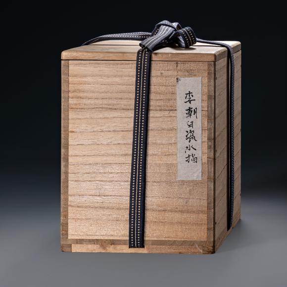 大阪國(guó)際李朝 白瓷陽(yáng)刻長(zhǎng)生文筆筒