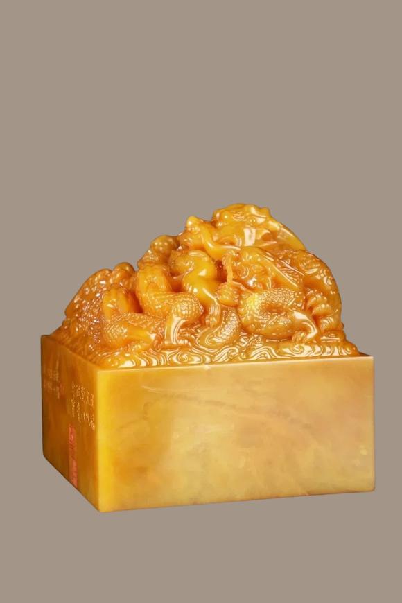 東京蕓術(shù)清 田黃石群龍戲珠鈕印章