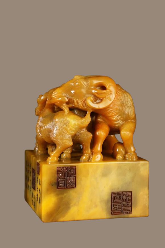 東京蕓術(shù)清 田黃石三陽(yáng)開(kāi)泰鈕印章