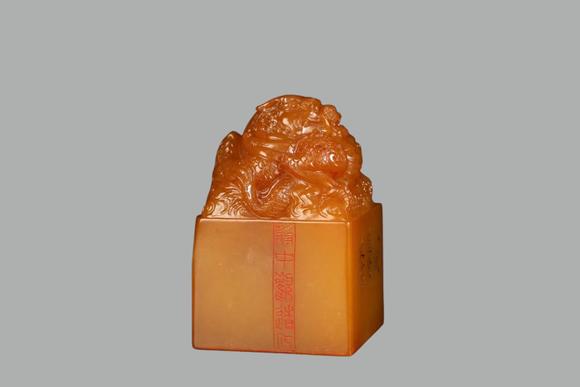 東京蕓術(shù)田黃瑞獸蛟龍鈕印章