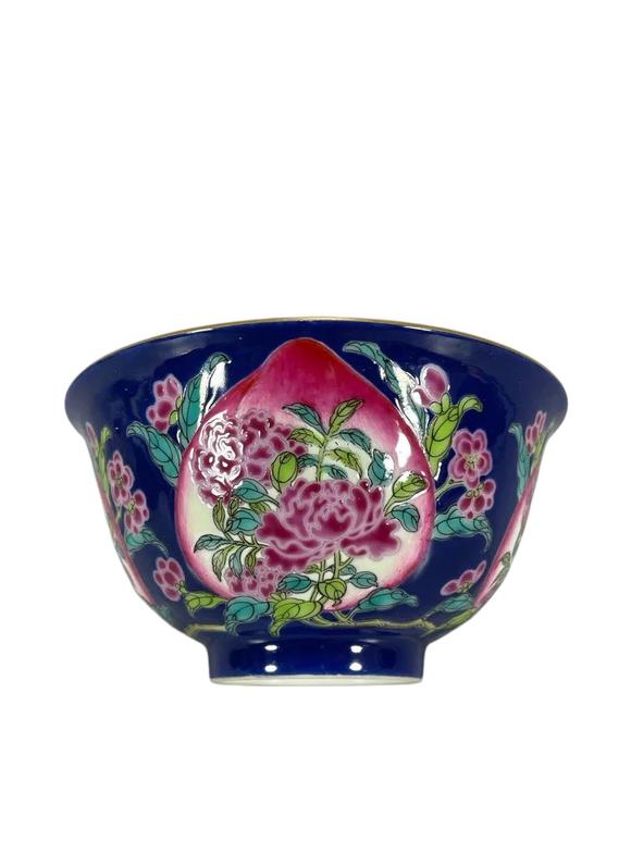 東京蕓術(shù)康熙 寶石藍釉粉彩壽桃花卉碗