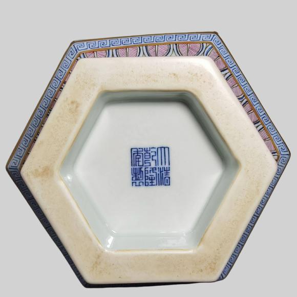 東京蕓術(shù)清乾隆 粉彩六愛(ài)淵明愛(ài)菊羲之愛(ài)鵝六方瓶