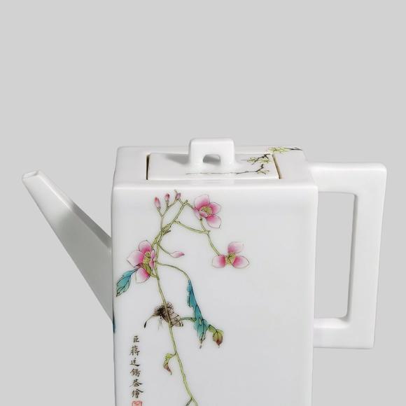 東京蕓術(shù)清蔣廷錫（保合太和）粉彩花鳥草蟲四方茶壺