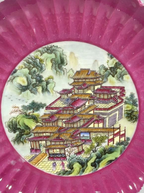 東京蕓術(shù)大清雍正 胭脂紅釉粉彩山水樓閣瓜菱盤