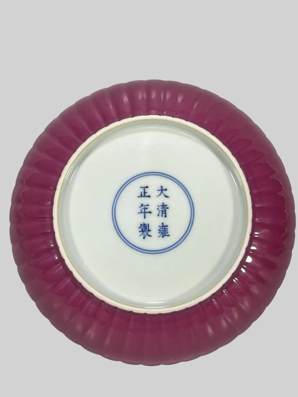 東京蕓術(shù)大清雍正 胭脂紅釉粉彩山水樓閣瓜菱盤