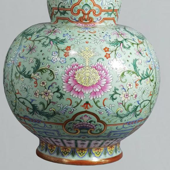東京蕓術(shù)清乾隆 淺綠地洋彩扒花綿上添花萬(wàn)壽連延葫蘆瓶