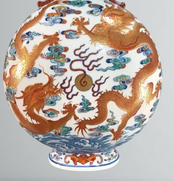 東京蕓術(shù)清乾隆 青花斗彩描金雙龍戲珠雙耳扁瓶