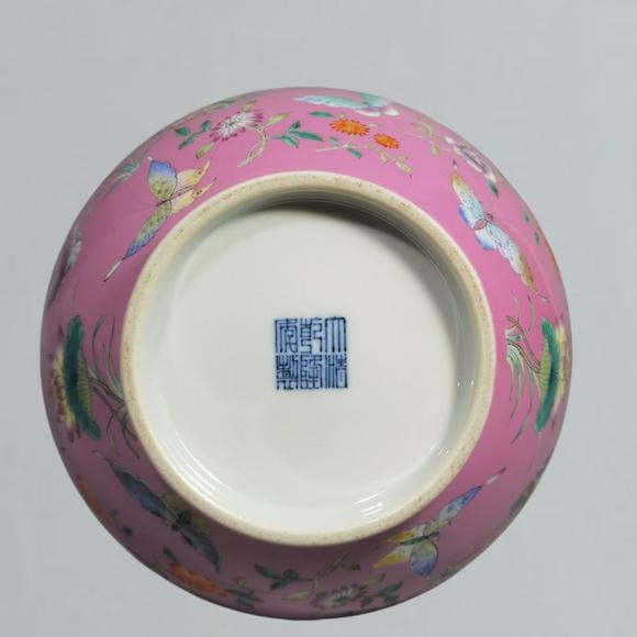 東京蕓術(shù)清乾隆 粉紅地粉彩蝴蝶雜花盤(pán)龍膽瓶