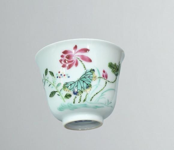 東京蕓術(shù)清雍正  粉彩荷花紋杯
