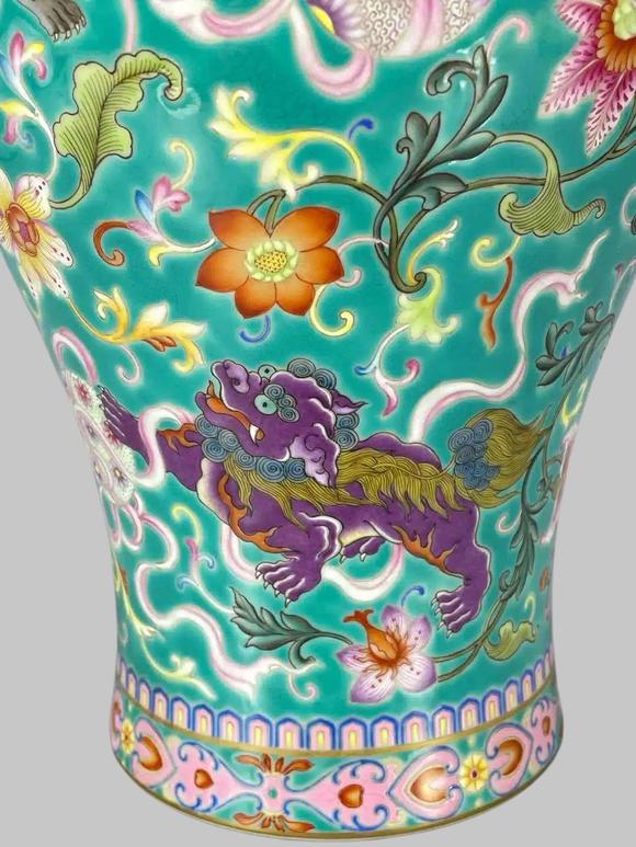 東京蕓術(shù)大清雍正 綠地粉彩圖案花卉紋五獅繡球梅瓶