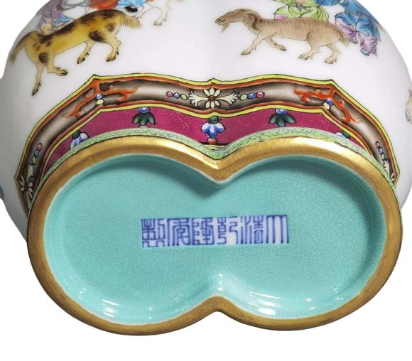 東京蕓術(shù)清乾隆 洋彩嬰戲紋雙連瓶