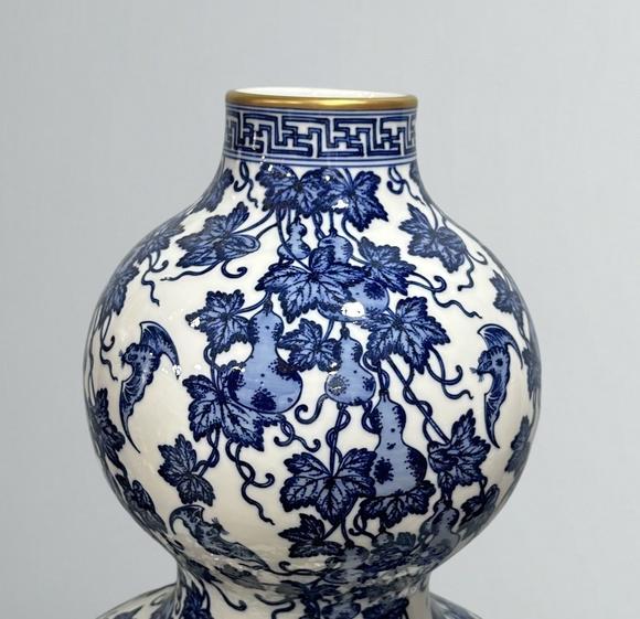 東京蕓術(shù)清乾隆 粉彩青花葫蘆纏枝開窗瑞獸紋葫蘆瓶